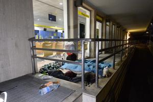 Persone senza dimora dormono all'aperto fuori da un ufficio postale in città -Foto Marco Ortogni/Neg © www.giornaledibrescia.it