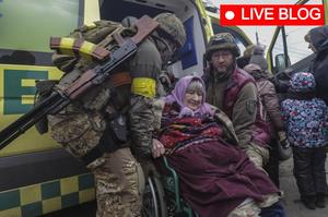 Soldati ucraina aiutano un'anziana donna - Foto Epa © www.giornaledibrescia.it