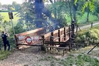 Rogo doloso: il ponte sulla ciclabile danneggiato dalle fiamme - © www.giornaledibrescia.it