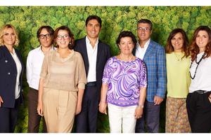 La famiglia Niboli: da sinistra Roberta, Ilario, Marilena, Orlando, mamma Margherita, Andrea, Valeria e Federica
