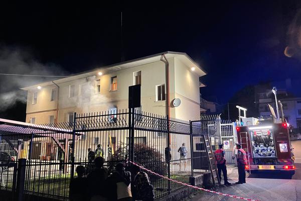 L'incendio alla caserma dei carabinieri di Edolo