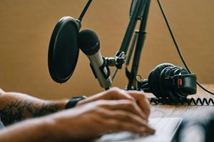 Cuffie e microfono: un nuovo modo di fare giornalismo