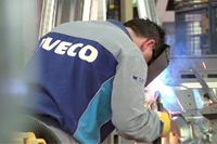 Un operaio impiegato all'Iveco - Foto tratta da iveco.com