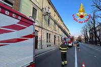 L'autoscala del Vigili del fuoco in via Volturno - Foto Vvf