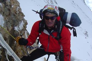 «Gnaro» da vertigini: Silvio Mondinelli impegnato in una scalata - © www.giornaledibrescia.it